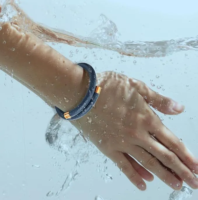 Mosquito Repellent Bracelets 1 Pack, Silicone Mosquito Repellent Bands with 10 Pack Replacement Cores, DEET Free Mosquito Wristbands Safe for Adults and Kids Indoor Outdoor Camping Protection (Blue)