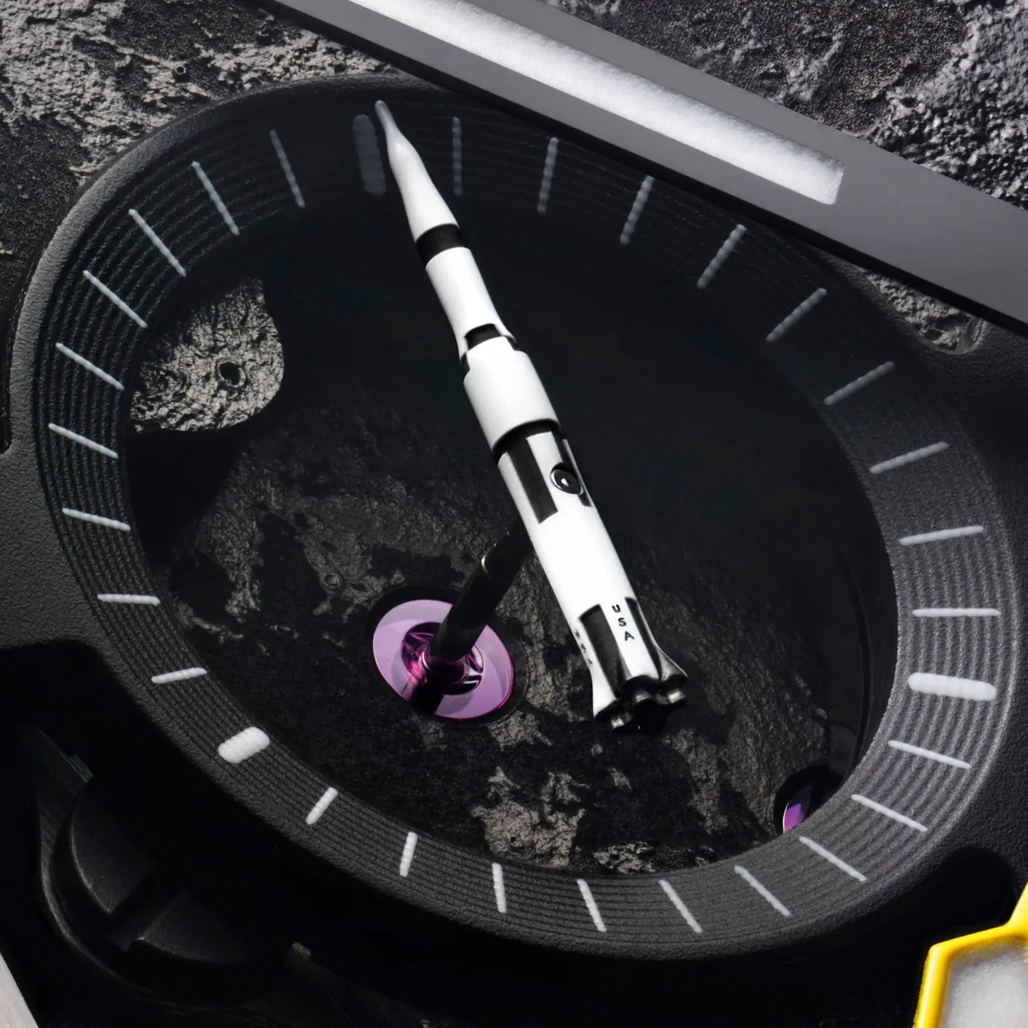 OMEGA Speedmaster "Dark Side Of The Moon" Apollo 8 Stem Winding - 310.92.44.50.01.001