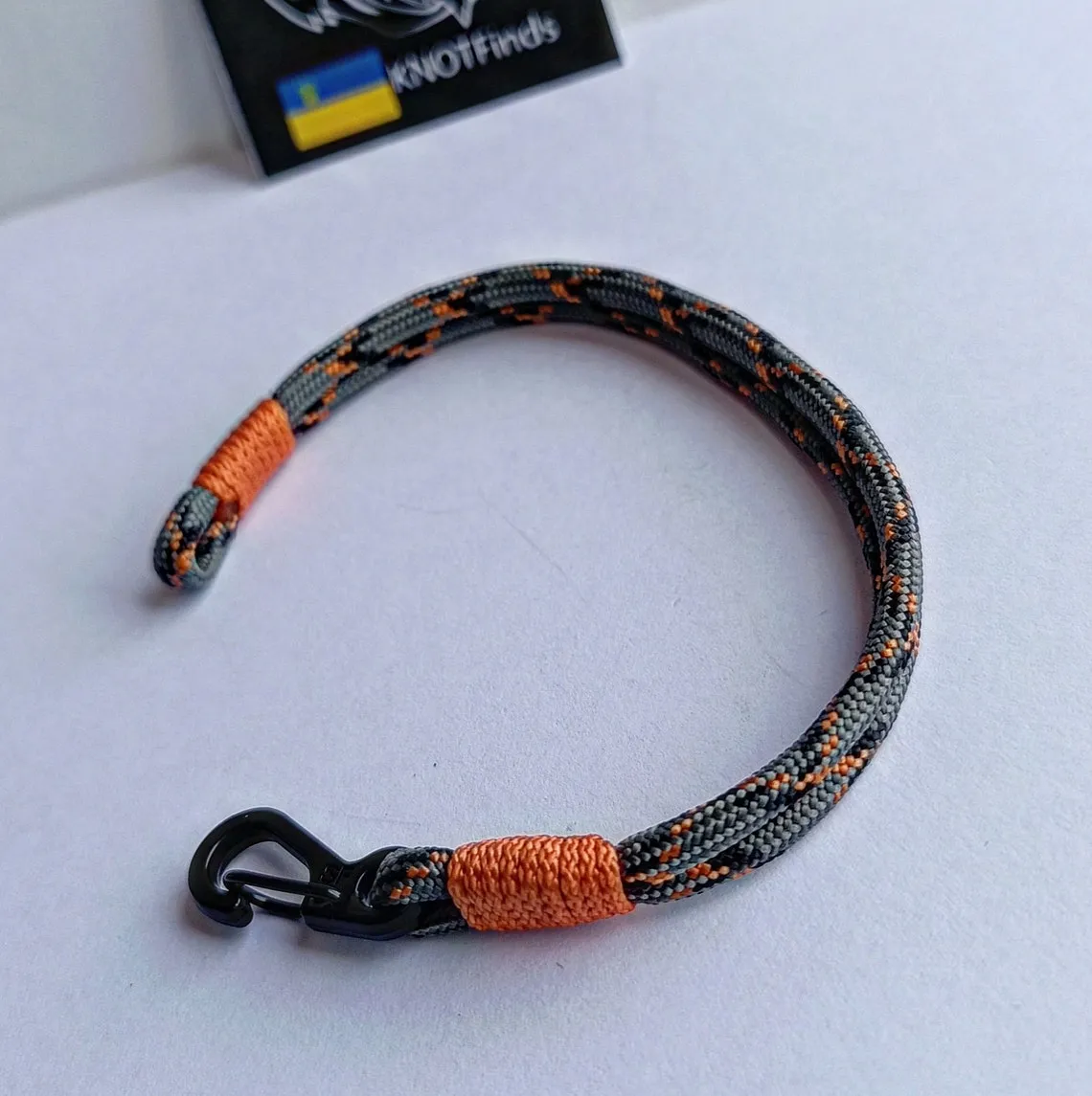 Orange camouflage bracelet. Paracord and carabiner bracelet. Unloading camp. Extreme durable. Thin bangle rope.