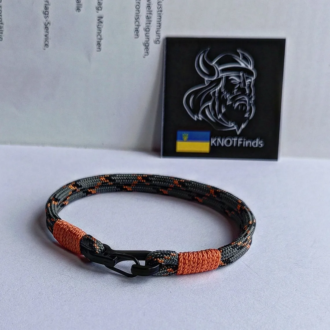 Orange camouflage bracelet. Paracord and carabiner bracelet. Unloading camp. Extreme durable. Thin bangle rope.