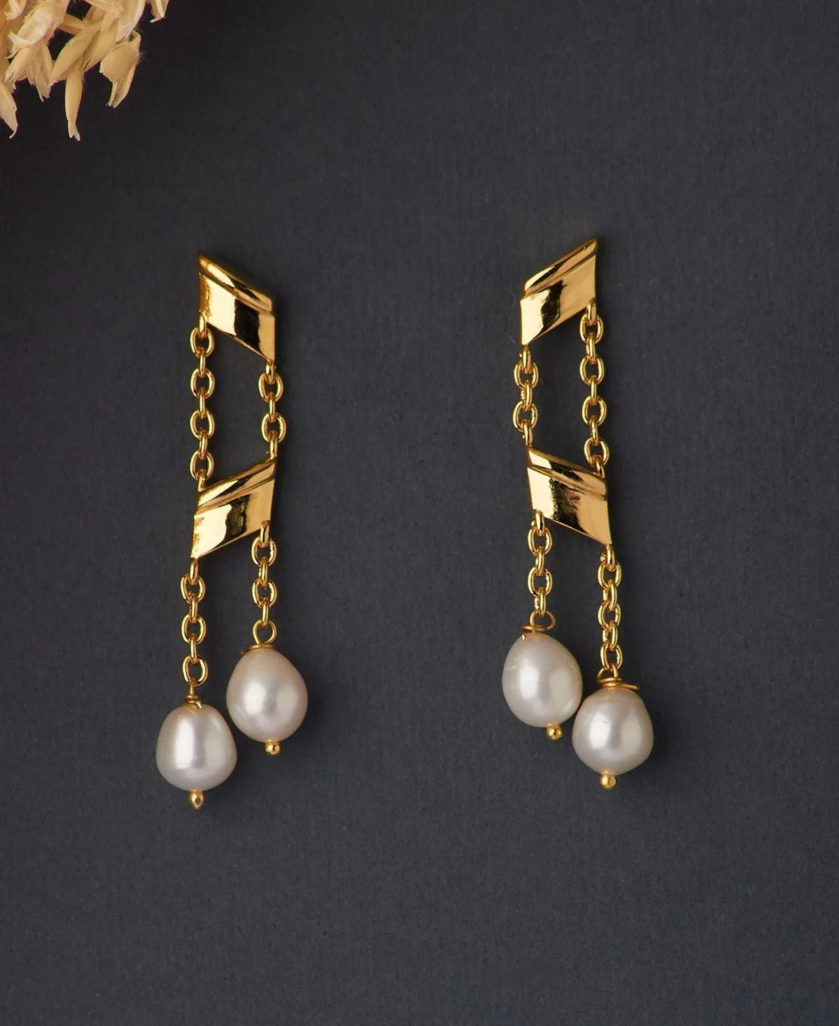 Simple Pretty Pearl hanging Earring