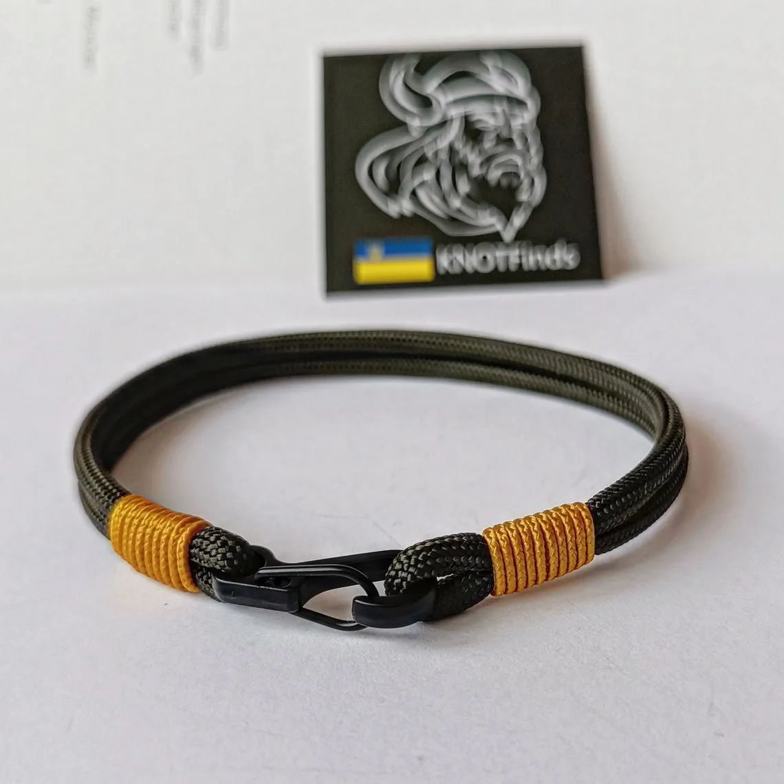 Thin green olive paracord and carabiner bracelet. Unloading camp. Surfer bangle. Extreme durable.